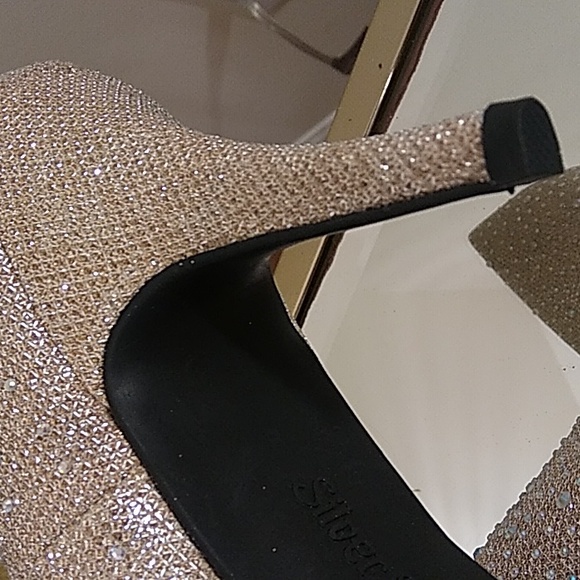 Sliver Slipper, size 9.5, color gold. - Picture 4 of 5